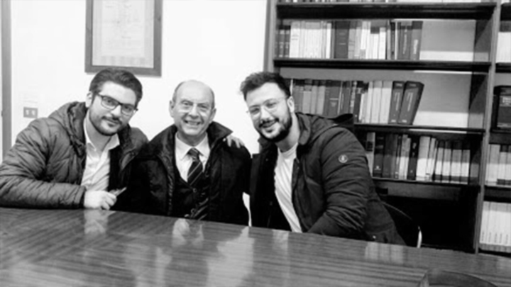 Foto che ritrae (da sinistra) Angelo, Rocco e Ignazio, durante la firma dal notaio per la costituzione della nuova società Rocket Code.